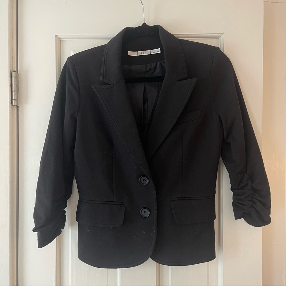 Fitted black blazer